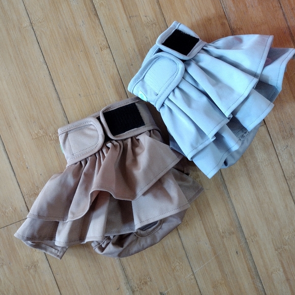 2 wegreeco washable female dog diaper skirt Set Dusty Tan & Gray Medium M Nwot - Picture 1 of 5